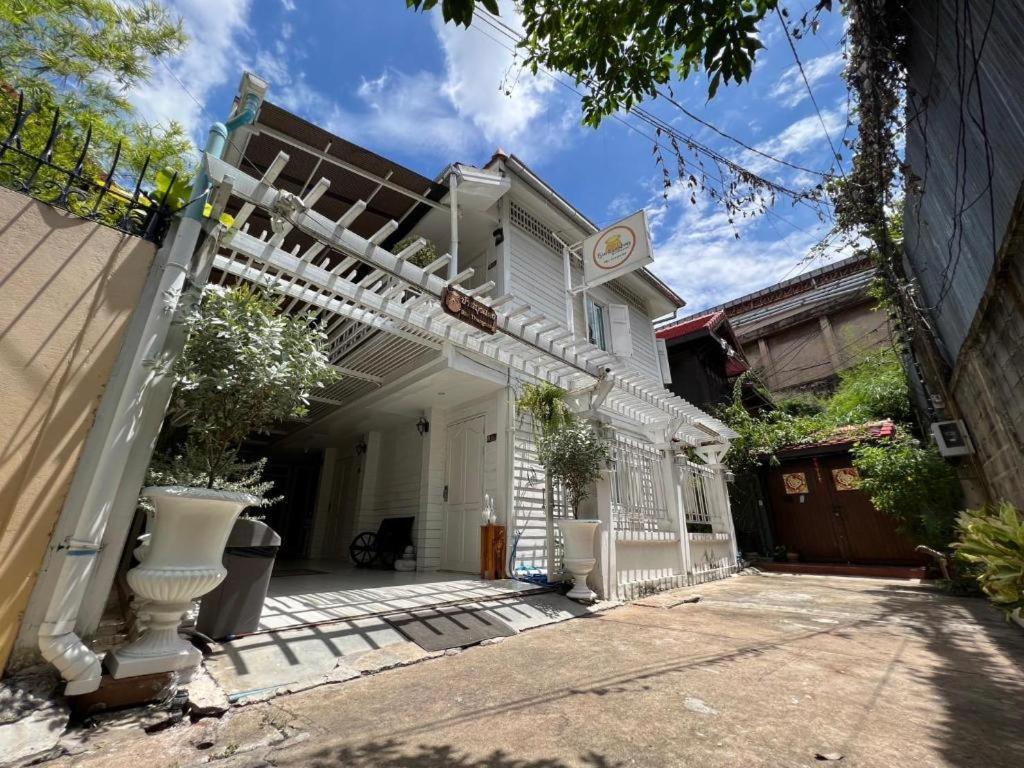 Ban Thungdang Housetel Bangkok Hotel Eksteriør billede
