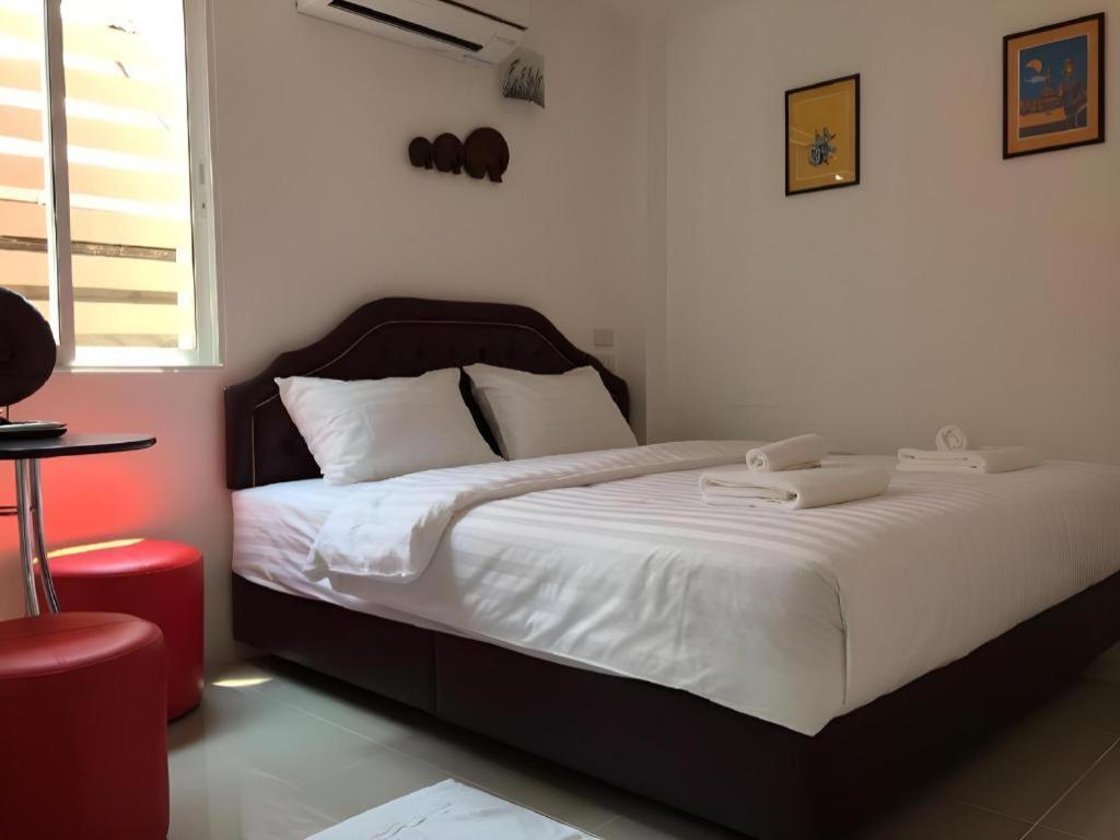 Ban Thungdang Housetel Bangkok Hotel Eksteriør billede