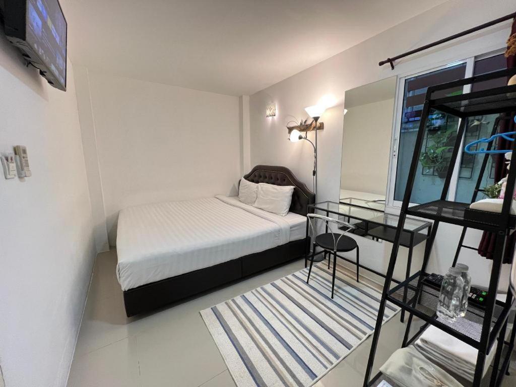 Ban Thungdang Housetel Bangkok Hotel Eksteriør billede