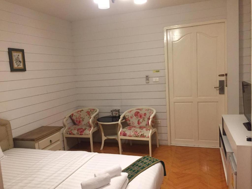 Ban Thungdang Housetel Bangkok Hotel Eksteriør billede